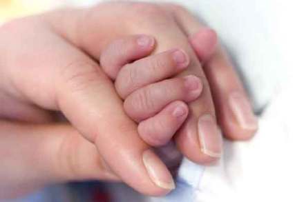 newborn-mother-hand-pa